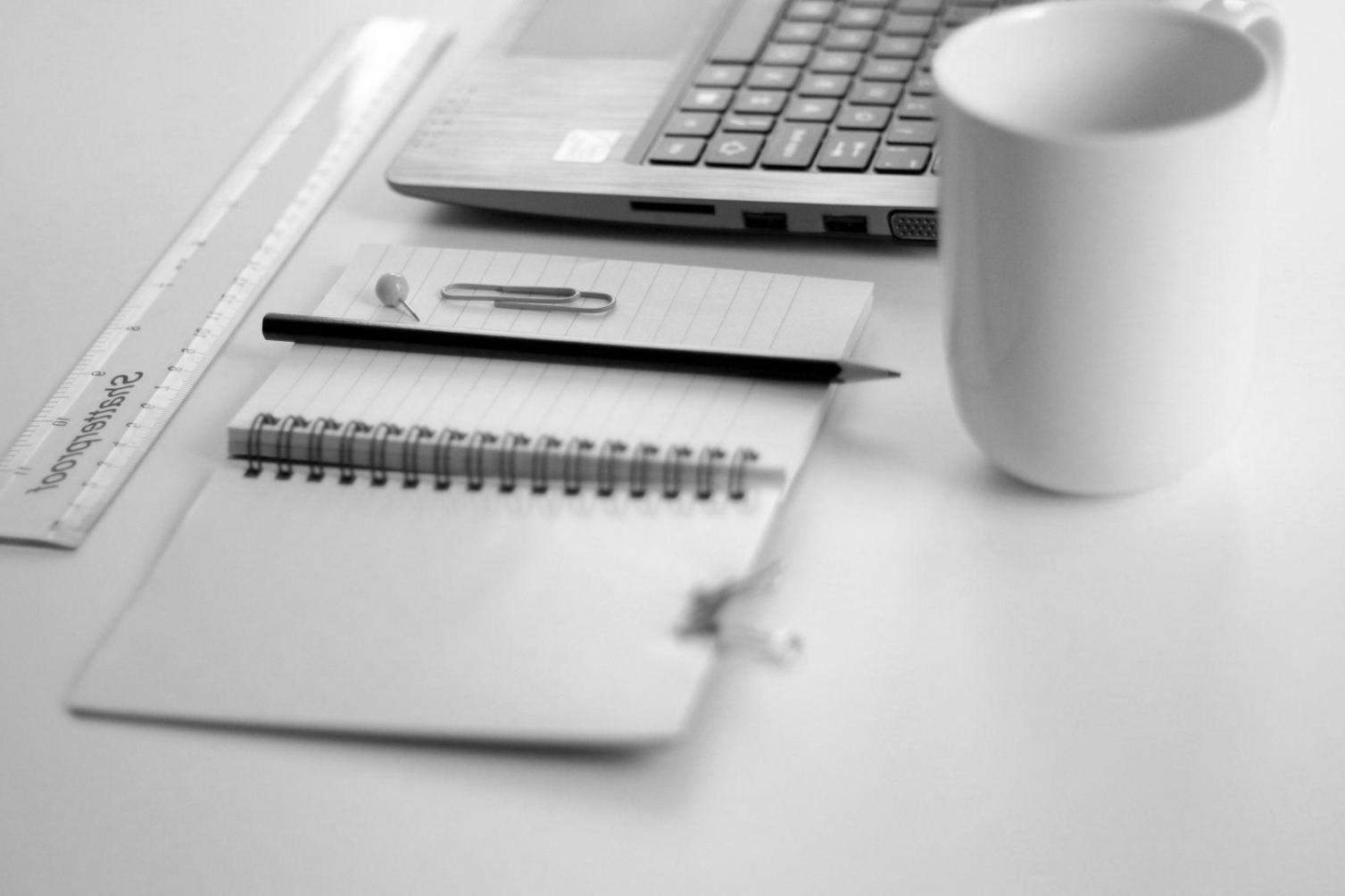 Finanzanalyst bei der Auswertung von Branchenkennzahlen