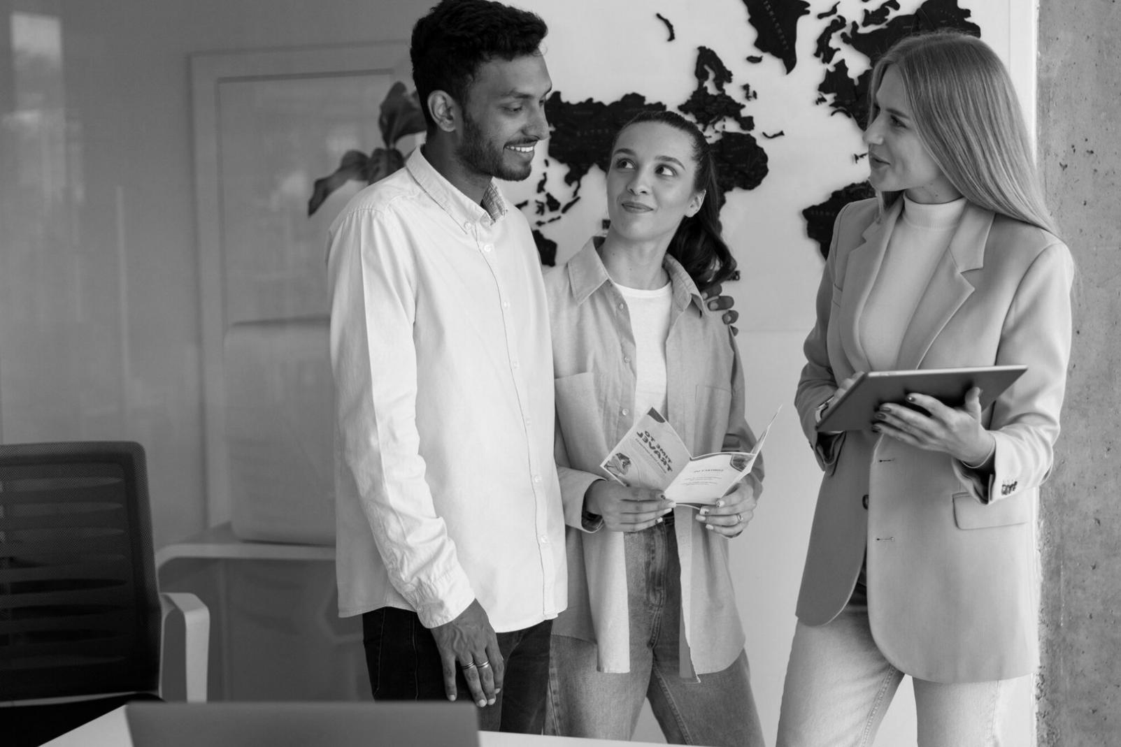 Analysten-Team bei der Besprechung aktueller Markttrends