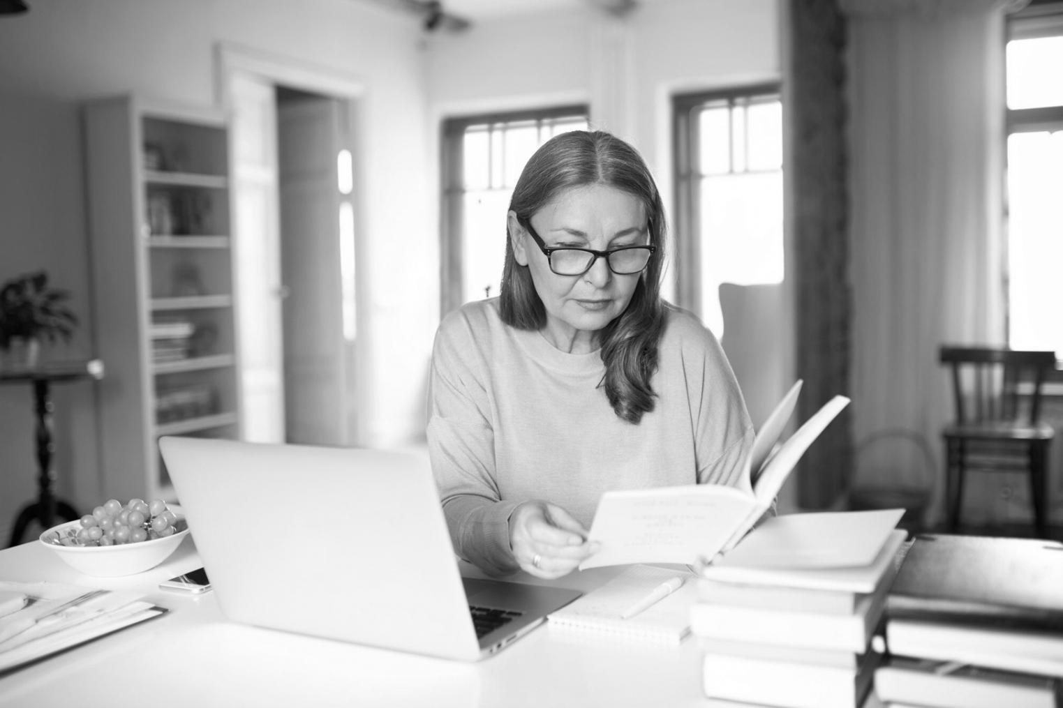 Finanzanalyst beim Studium von Branchenberichten und Kennzahlen