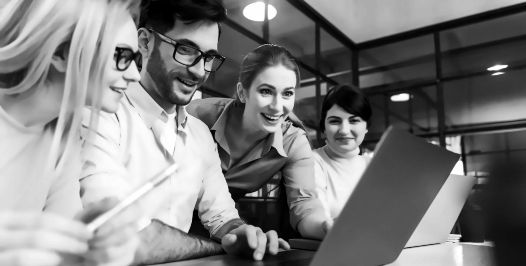 Finanzanalyst prüft Branchendaten auf mehreren Bildschirmen