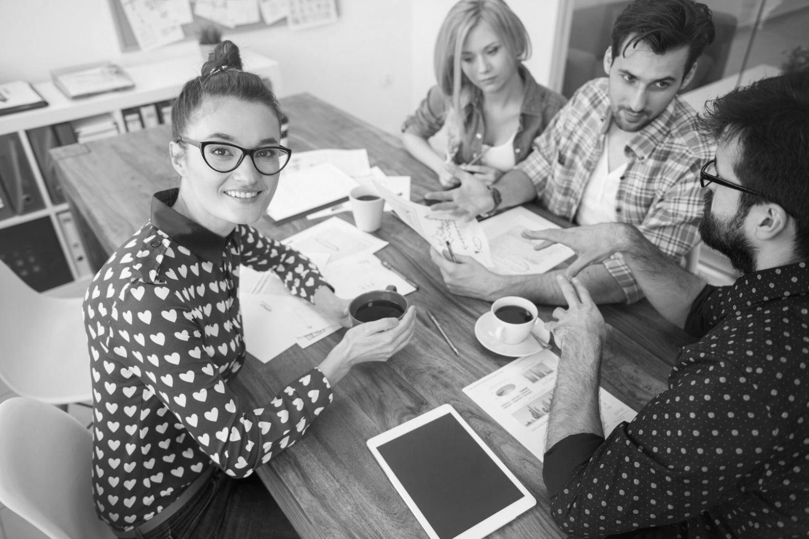 Team bei der Analyse von Branchenkennzahlen in modernem Büro