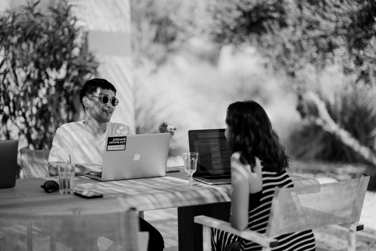 Finanzanalyse-Team bei der Arbeit mit aktuellen Marktdaten